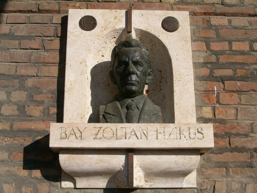 Bay Zoltán fizikus szobra